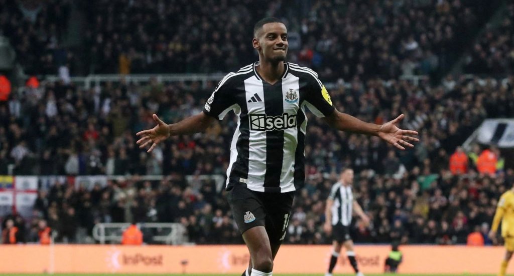 Alexander Isak phá kỷ lục của Alan Shearer, giúp Newcastle vươn lên top 4