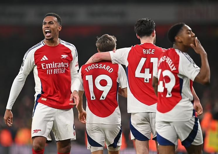 Arsenal lội ngược dòng hạ Tottenham, thắng sáng hy vọng tranh cúp vô địch