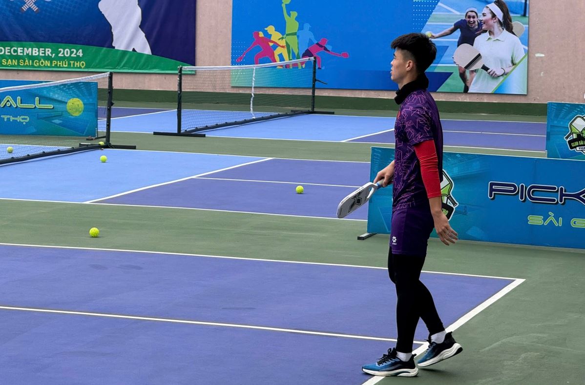 Duy Mạnh chơi pickleball cùng tiến linh