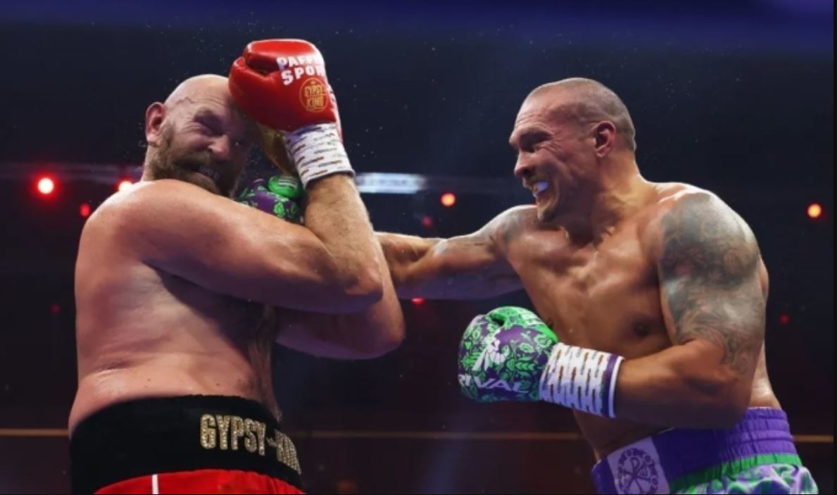 Oleksandr Usyk ra đòn trúng mặt Tyson Fury trong trận tranh ba đai hạng nặng tại Kingdom Arena, Riyadh, Arab Saudi