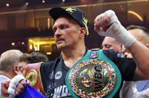 Oleksandr Usyk khoe đồng hồ giả giá 100 USD sau chiến thắng ấn tượng