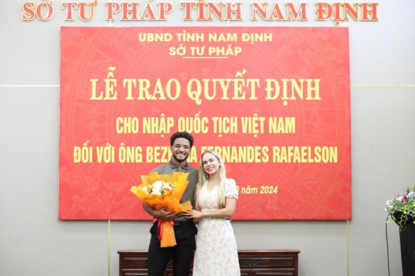 Vợ chồng Nguyễn Xuân Son nhận quốc tịch VN